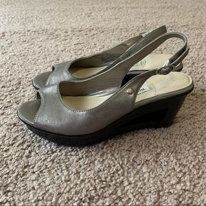 Dana Buchman peep toe grey metallic wedges sz 6M